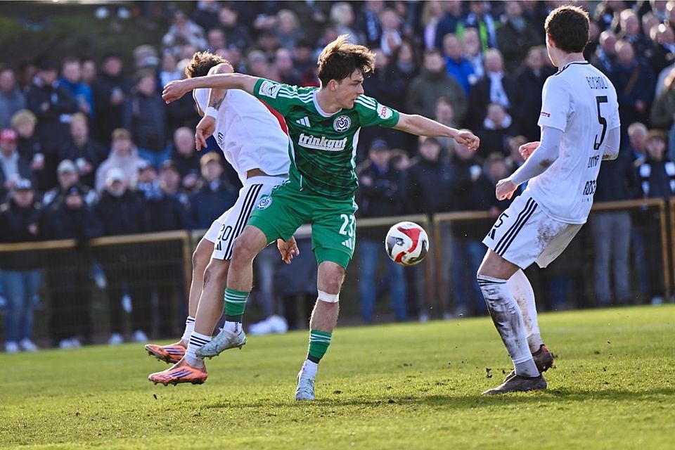 Niklas Jessen erzielt das 1:0 in der Verlängerung für Duisburg.