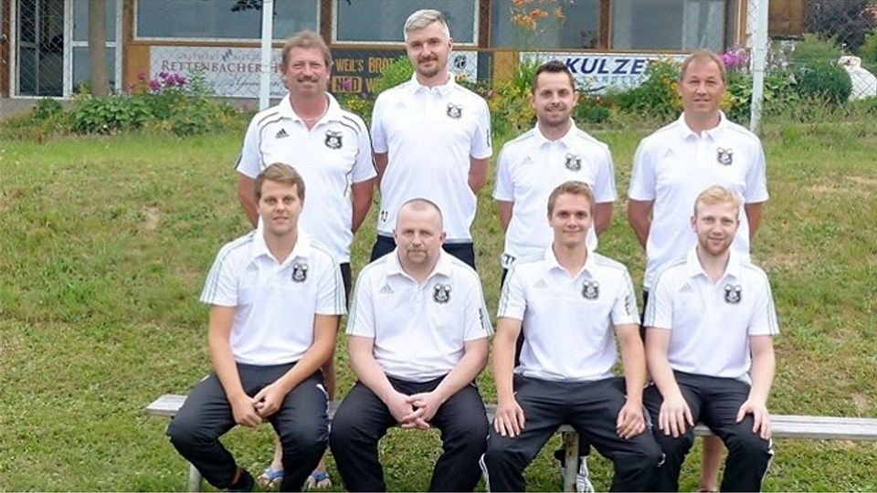 Arrachs neuer Trainer Gregor Kazanowski (stehend 2. v. re.) und die Neuzugänge Peter Markl, Torwart Petr Chaloupka, Andreas Niebauer und Sebastian Dengler (sitzend v. li.) sowie Tomas Berenreiter (stehend 2. v. li.) mit den Funktionären  Foto: rto