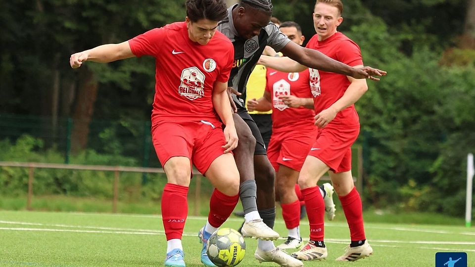 Spielen nun mit Wallufs Nazeem Aboubakari (mitte) in einem Team: Julian Gerwalt (links) und Paul Lütterbüse (rechts). 