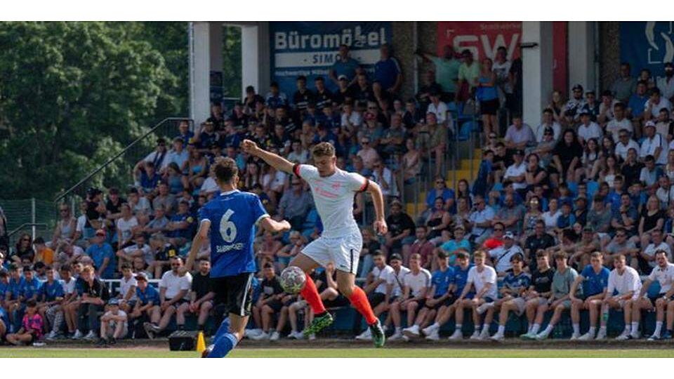  Kevin Gleißner (h.), hier im Spiel gegen den 1. FC Saarbrücken, wechselt von den A-Jugendlichen der TSG Wieseck in die U19-Bundesliga zum SC Paderborn. (© TSG Wieseck) 