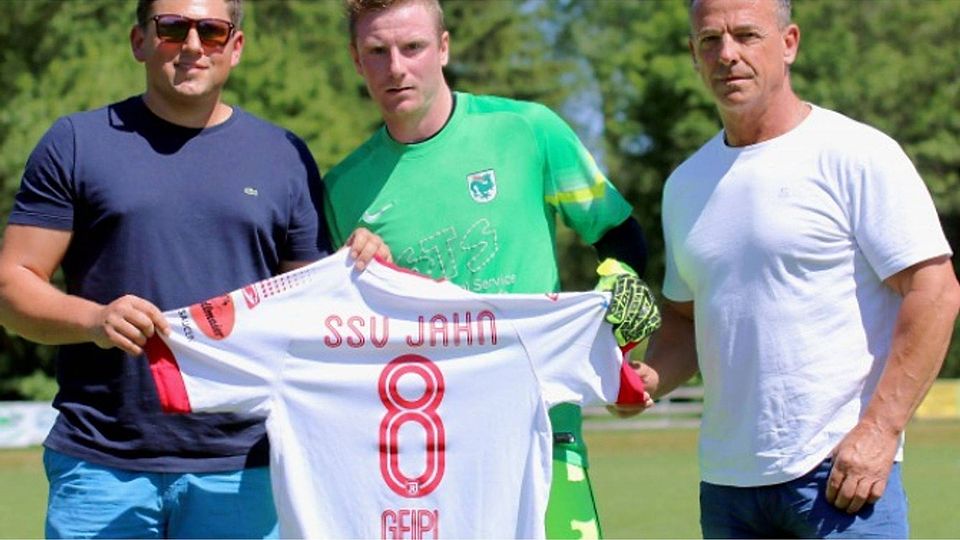 Glücklicher Gewinner: Hansi Huber erhält ein Trikot von Andreas Geipl, das Florian Müller (l.) und Edmund Koller (r.) von der Allianz Vertretung Ohlstadt verlost haben. or