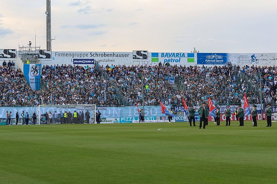 Warten auf den Anpiff, 1860 Fans im Block, Fussball, 3. Liga, 35. Spieltag, Sa