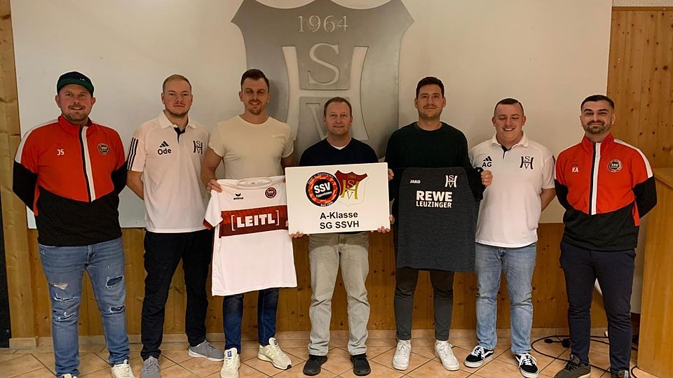 Die Verantwortlichen der beiden Klubs mit den drei künftigen Übungsleitern