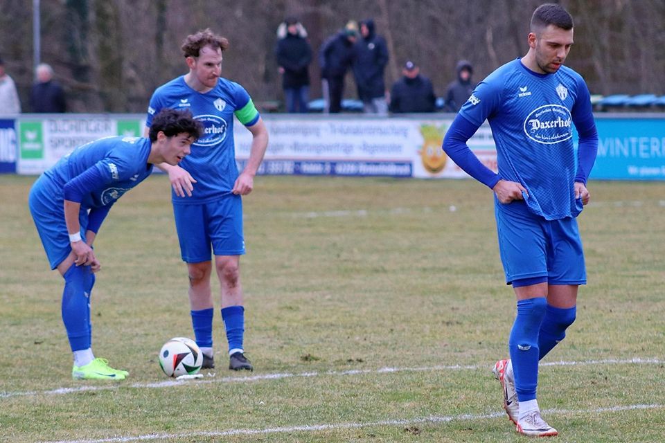 Agon Bashota, Kapitän Florian Obermeier und Luka Batarilo-Cerdic vom SC Olching.