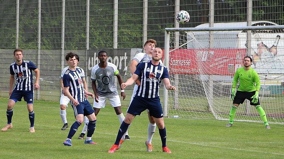 Fabian Gombarek (Bildmitte) wird auch in der Landesliga für den FC Büderich auflaufen.