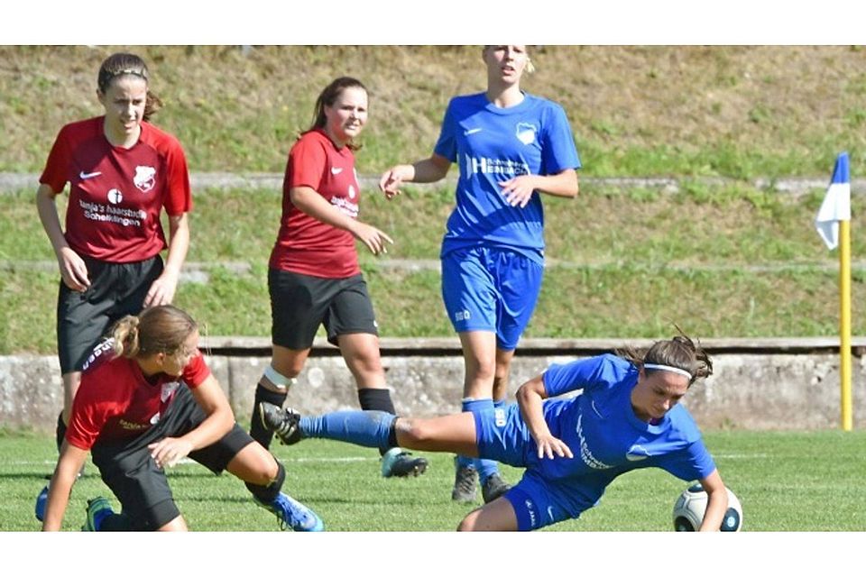 Das Frauen-Bezirksliga-Derby zwischen der SG Öpfingen (blau) und der SG Dettingen war ein Spiel auf Augenhöhe. Etwas glücklich entführten die Dettingerinnen beim 1:2 die Punkte.  Emmenlauer