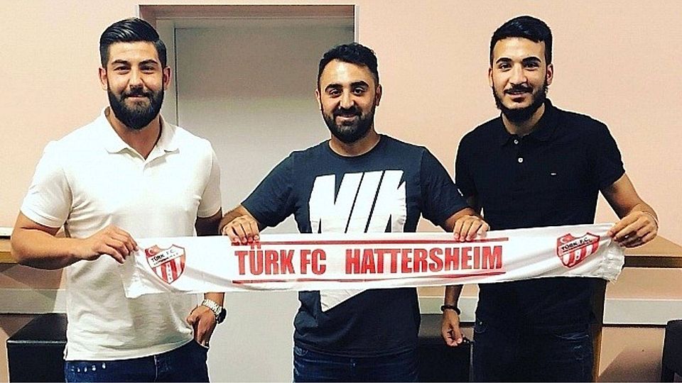 Der sportliche Leiter, Cihan Sahin (Mitte) präsentiert die beiden Neuzugänge des 1. FC Langen Faruk Duman (li.) und Erkut Aygül (re.).  F: Türk FC Hattersheim