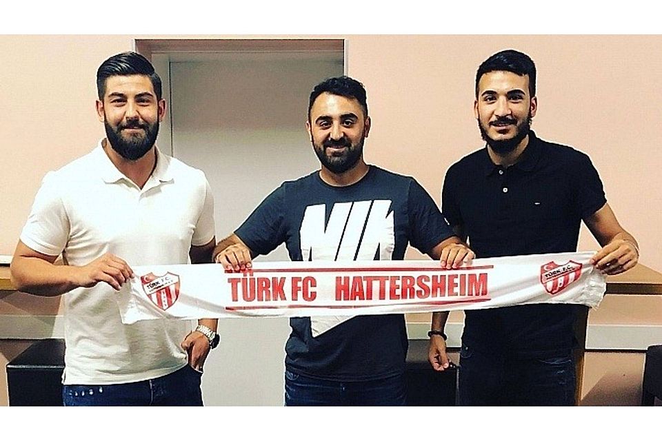 Der sportliche Leiter, Cihan Sahin (Mitte) präsentiert die beiden Neuzugänge des 1. FC Langen Faruk Duman (li.) und Erkut Aygül (re.).  F: Türk FC Hattersheim