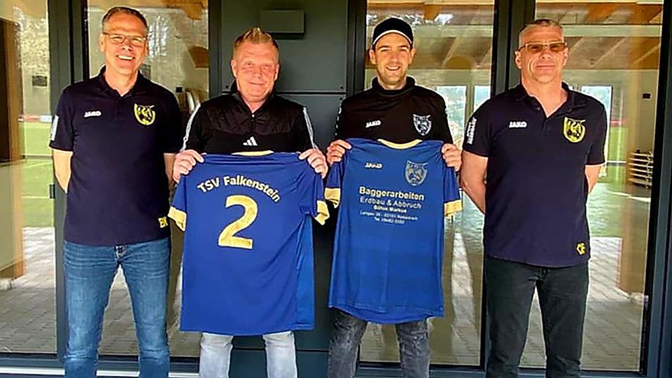 Die Abteilungsleiter Bernhard Kiefl (links) und Christian Fahneroth (rechts) stellen Chefcoach Stefan Kleber (Zweiter von links) und Co-Spielertrainer Timo Duscher als neues Trainergespann vor.