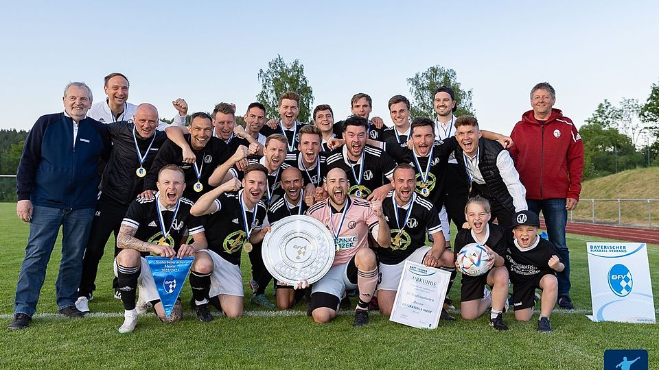 Am Ende durfte der SV Neufraunhofen noch einmal kräftig Jubeln. Neben der Prämie von 2000€ gab es die einzigartige Meisterschale.