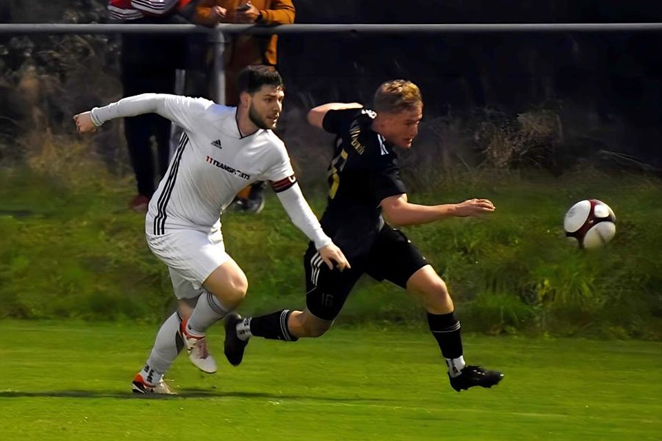 Laufduell: Fürfelds Simon Schmidt (weißes Trikot) und Maximilian Stumm schenken sich nichts.	Foto: Heidi Sturm