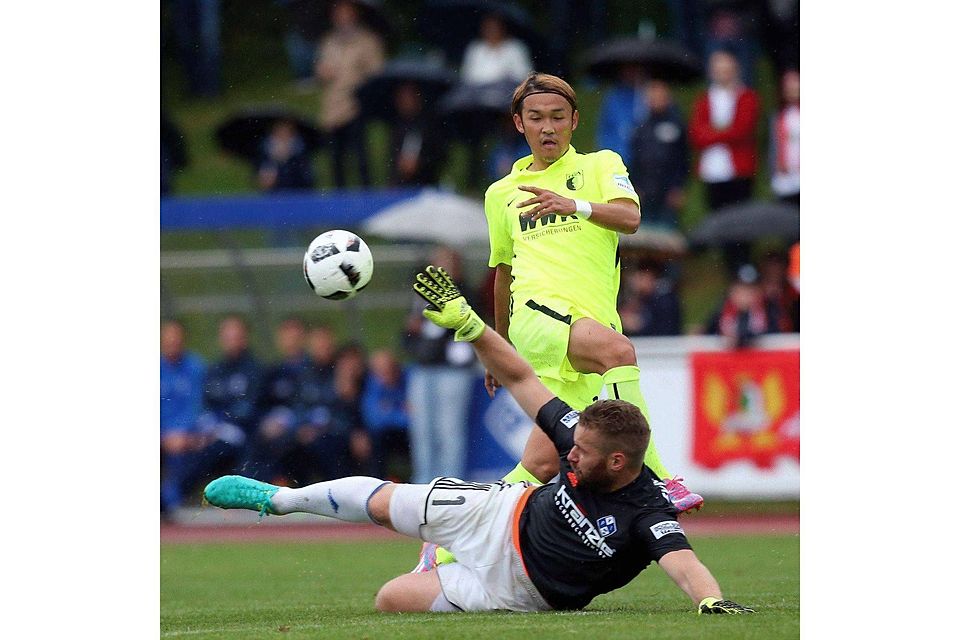 Erst vor einer Woche siegten die Bundesliga-Profis der Augsburger, hier Takashi Usami im Duell mit Torhüter Patrick Roesch, 3:0 im Test in Illertissen. Foto: Eibner