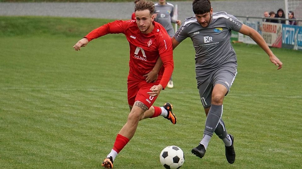 Aktuell kaum zu stoppen: Schmöllns Leon Gentsch (rotes Trikot) traf auch in Bad Lobenstein doppelt.