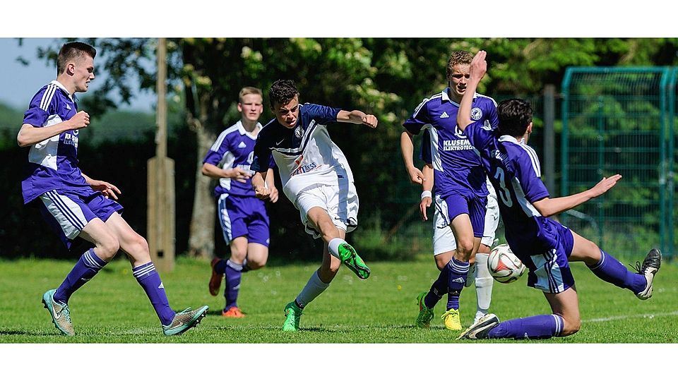 Das goldene Derbytor bei den B-Junioren: Kjell Steinkamp, Kjell Tietgen und Maxime Vollstedt (VfR/Saxonia, v. li.) können das 0:1 von Nortorfs Lasse Böttcher nicht verhindern. Foto: Sell
