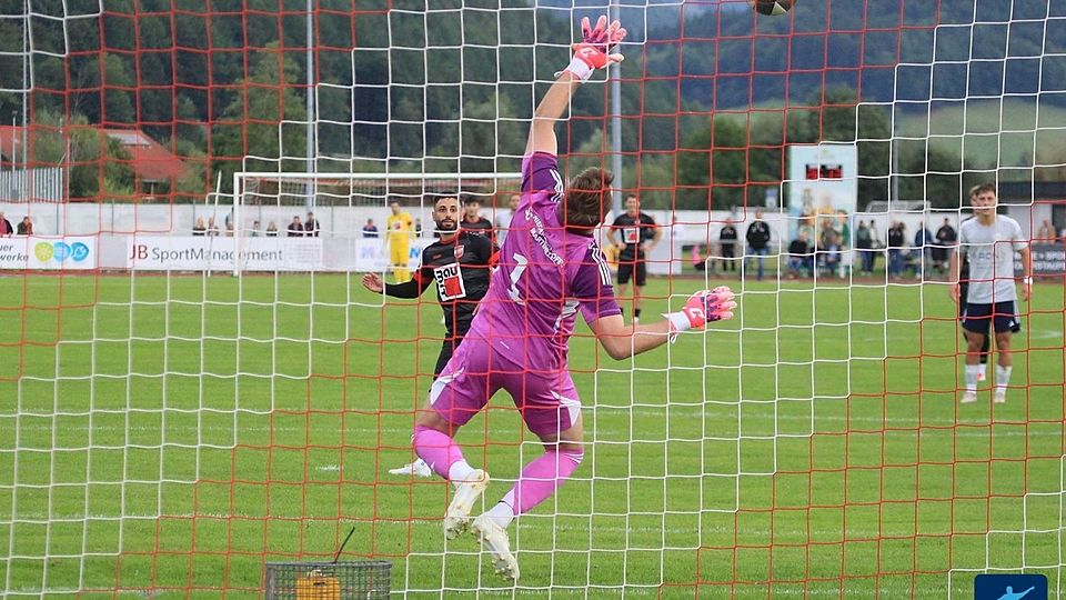 Niedersonthofens Keeper Lukas Frasch wehrte sogar einen Elfmeter von Musa Youssef ab, der mit dem 1. FC Sonthofen vergeblich auf einen Derbysieg gehofft hatte.