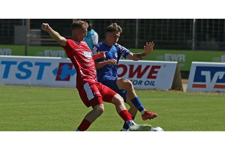 Zu Saisonbeginn zweimal im Zentrum gefragt: Wormatia-Linksverteidiger Luca Baderschneider (links). Rechts: Cosmos-Spieler Dennis Arnst. Zu Saisonbeginn zweimal im Zentrum gefragt: Wormatia-Linksverteidiger Luca Baderschneider (links). Rechts: Cosmos-Spieler Dennis Arnst.