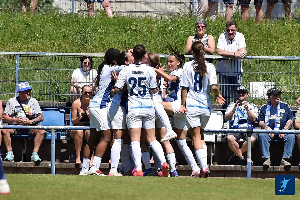 Die MSV-Frauen feiern den dritten Titel der Saison. Die MSV-Frauen feiern den dritten Titel der Saison.