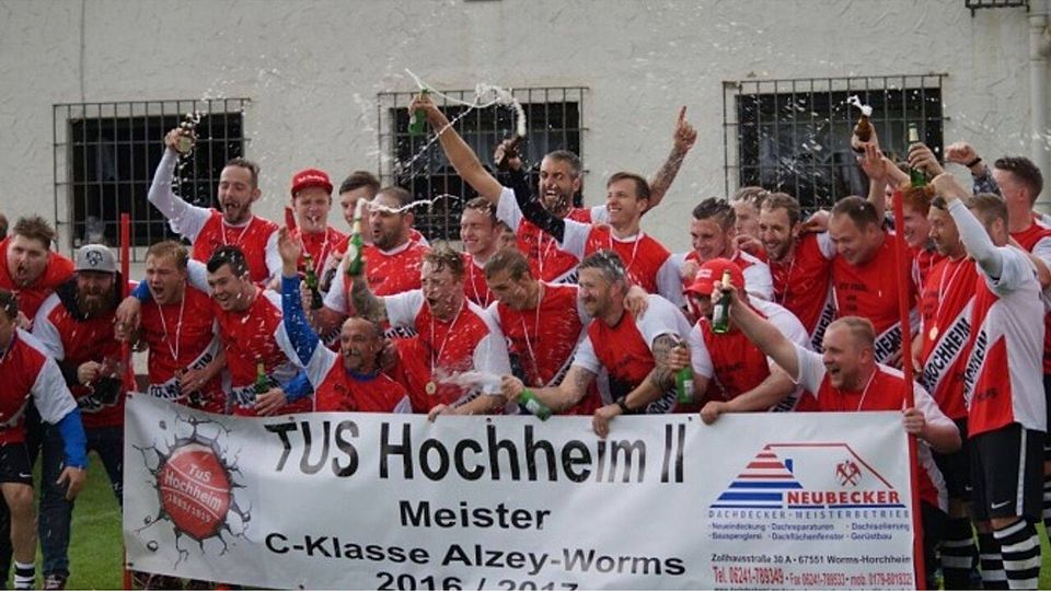 Da spritzt das Meister-Bier: Die Fußballer des TuS Hochheim feiern die C-Klassen-Meisteschaft und den damit verbundenen Aufstieg in die B-Klasse.	Foto: TuS Hochheim