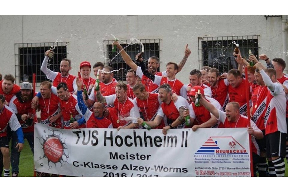 Da spritzt das Meister-Bier: Die Fußballer des TuS Hochheim feiern die C-Klassen-Meisteschaft und den damit verbundenen Aufstieg in die B-Klasse.	Foto: TuS Hochheim