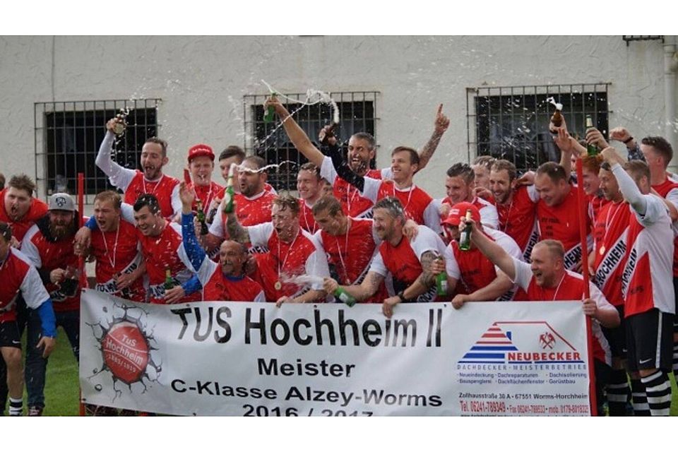 Da spritzt das Meister-Bier: Die Fußballer des TuS Hochheim feiern die C-Klassen-Meisteschaft und den damit verbundenen Aufstieg in die B-Klasse. Foto: TuS Hochheim Da spritzt das Meister-Bier: Die Fußballer des TuS Hochheim feiern die C-Klassen-Meisteschaft und den damit verbundenen Aufstieg in die B-Klasse. Foto: TuS Hochheim