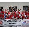 Da spritzt das Meister-Bier: Die Fußballer des TuS Hochheim feiern die C-Klassen-Meisteschaft und den damit verbundenen Aufstieg in die B-Klasse.	Foto: TuS Hochheim