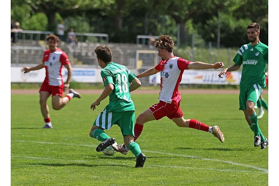 Nach einem Solo über den halben Platz zieht Wormate Moritz Gotthardt (rotes Trikot) in die Mitte und lässt seinen Gegenspielern auf dem Weg zum 2:0 keine Chance. Foto: Christine Dirigo/pakalski-press Nach einem Solo über den halben Platz zieht Wormate Moritz Gotthardt (rotes Trikot) in die Mitte und lässt seinen Gegenspielern auf dem Weg zum 2:0 keine Chance. Foto: Christine Dirigo/pakalski-press