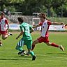 Nach einem Solo über den halben Platz zieht Wormate Moritz Gotthardt (rotes Trikot) in die Mitte und lässt seinen Gegenspielern auf dem Weg zum 2:0 keine Chance.	Foto: Christine Dirigo/pakalski-press
