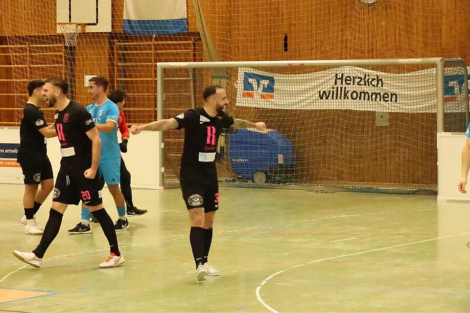 Gut gebrüllt Sieger: Daniel Leugner (l.) und Michael Hutterer freuen sich über den Sieg gegen die Eintracht.