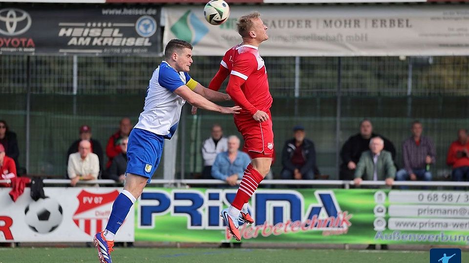 Jakob Friedrich (links), hier im Kopfball-Duell bei der Auswärtspartie gegen den FV Diefflen Anfang Oktober, ist seit Jahren ein Schlüsselspieler beim TSV Gau-Odernheim.