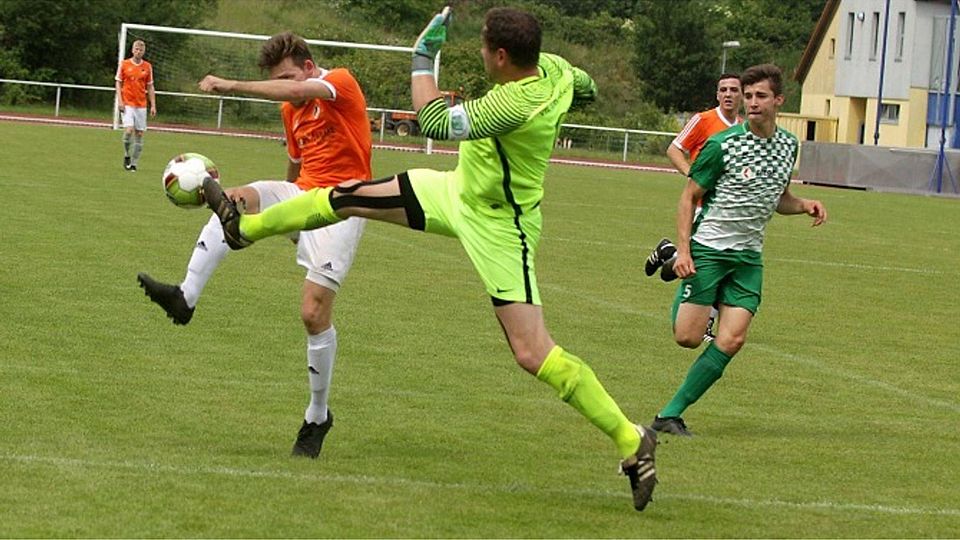 Jonas Kleinschmitt (links) war der herausragende Spieler in Reihen des FSV Saulheim. Zweimal überwand er Gundersheims Keeper Jan Kaibel.	Foto: photoagenten/Axel Schmitz