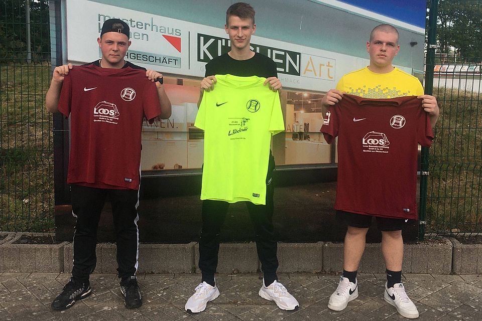 Leon Rasche, Fynn Luca Uhr, Luc Berners (von links) unterstützen den Kader des B-Kreisligisten TuS Alchen.