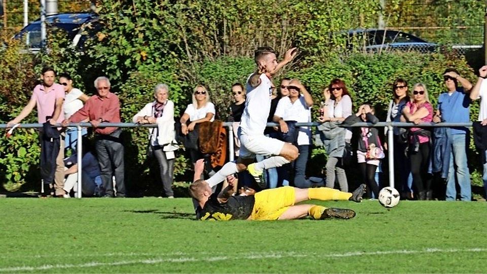 Der Angreifer Miroszlav Kosuta und seine Oeffinger Mitstreiter scheitern an den Hürden, die der TSV Schornbach stellt. Foto: Patricia Sigerist