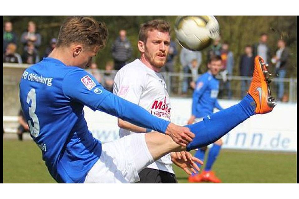 Ein Befreiungsschlag, wie ihn VfB-Verteidiger Leon Lingerski (blaues Trikot) in dieser einzelnen Szene vorführt, war das Duell in Lüneburg letztlich für die    Gastgeber. Wolfgang Wittig