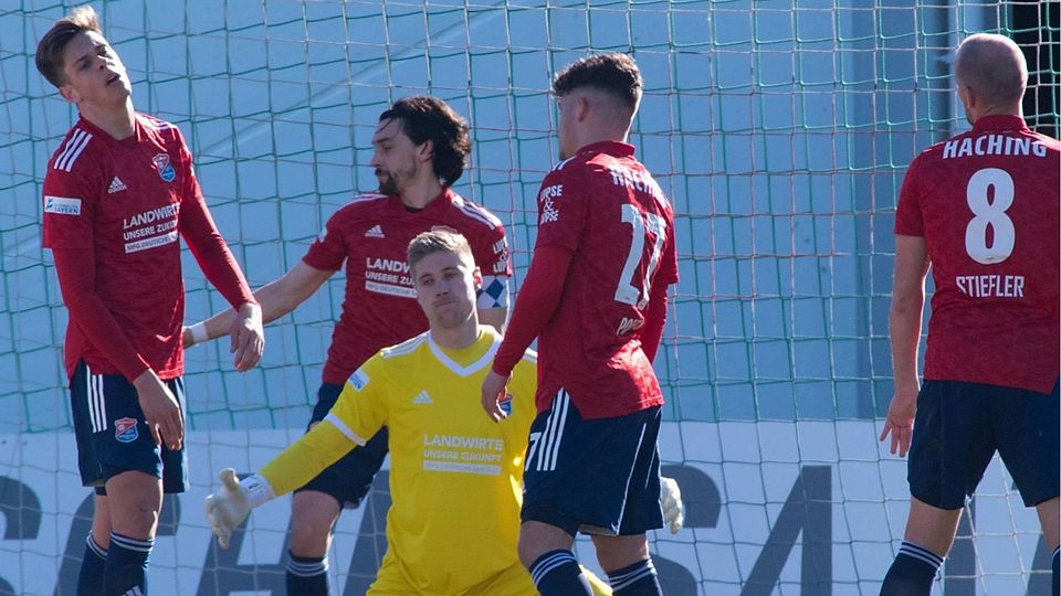 Schlecht verteidigt: Die Abwehr um Hachings Torhüter Darmstädter kassiert nach Eckball das 0:1