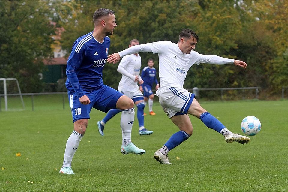 Jan-Ole Bruhn und der TSV Rantrum sind diese Saison ohne Konstanz in Leistung und Ergebnis. Links Tom Wüllner (SpVg Eidertal).