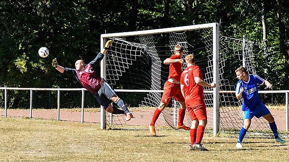 Sebastian Krafft (l.) - hier im Tor der SG Wewelsburg/Ahden im Kreispokal gegen den SV Atteln- hütet künftig wieder das Tor des SV Brenken. F: Rogala