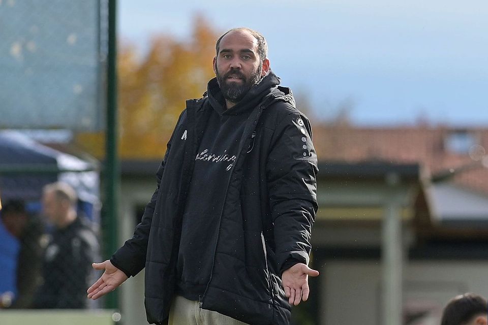 Coach Michael Fischer ist mit dem FC Tegernheim bei Tabellenschlusslicht Roding gefordert.