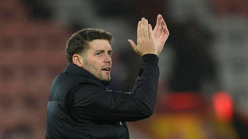 Brighton & Hove Albion Trainer Fabian Hurzeler applaudiert den Fans nach dem Schlusspfiff.