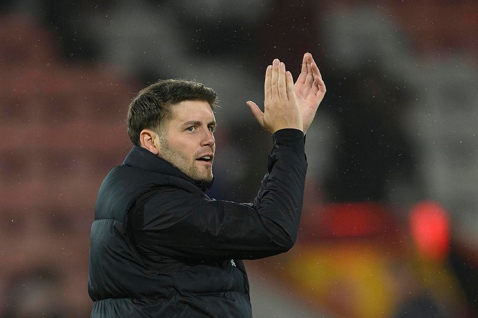 Brighton & Hove Albion Trainer Fabian Hurzeler applaudiert den Fans nach dem Schlusspfiff.