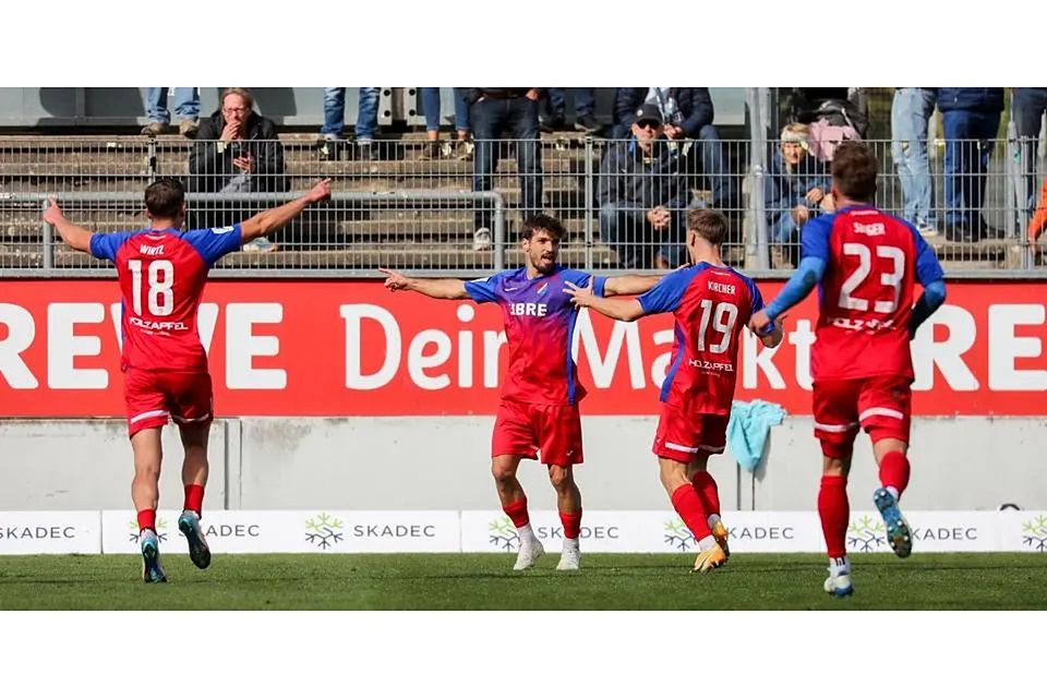 Mit 14 Torbeteiligungen in 18 Spielen der überragende Mann in der Hinserie des Fußball-Regionalligisten TSV Steinbach Haiger: Serkan Firat (M.). (Archivfoto) © Björn Franz Mit 14 Torbeteiligungen in 18 Spielen der überragende Mann in der Hinserie des Fußball-Regionalligisten TSV Steinbach Haiger: Serkan Firat (M.). (Archivfoto) © Björn Franz