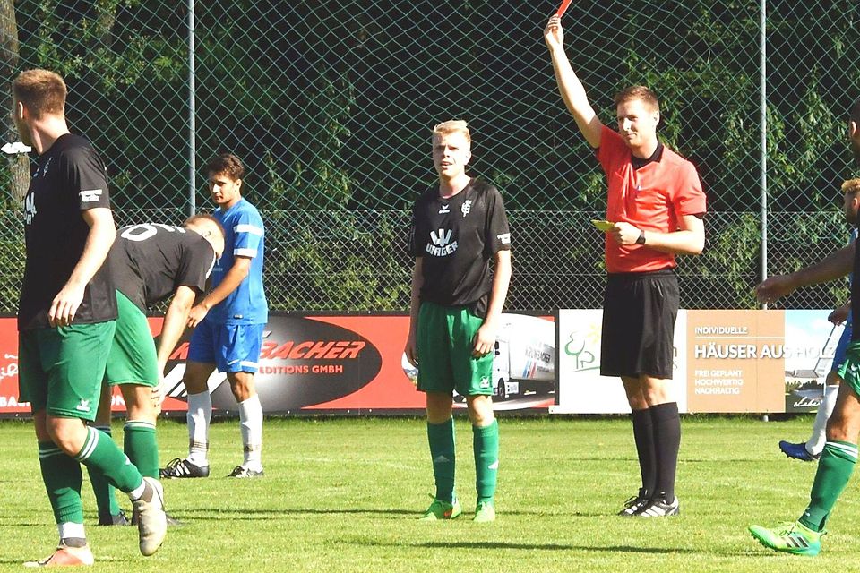 Referee Markus Casazza (rechts) zückte die gelb-rote Karte gegen den Gundelfinger Elias Oberling. Doch es gab noch eine ganz andere Szene, bei der der Referee in die Kritik geriet.
