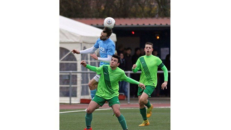 Beim Auftakt obenauf: Maximilian Hartenbach (blaues Trikot) überspringt den Pfiffligheimer Ardit Berzati und steht mit der TG Westhofen beim Wintercup im Viertelfinale.	Foto: photoagenten/Dirigo