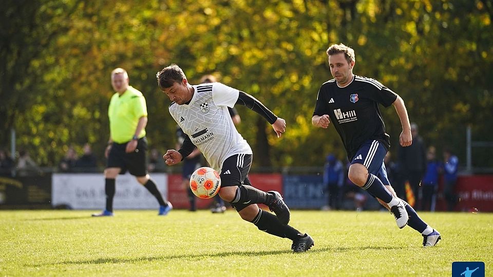 Durch den 5:1-Derbyerfolg gegen Simmertal II ist die SG MMM II (dunkle Trikots) dem Zweiten SV Winterbach (hier in weiß) dicht auf den Fersen.