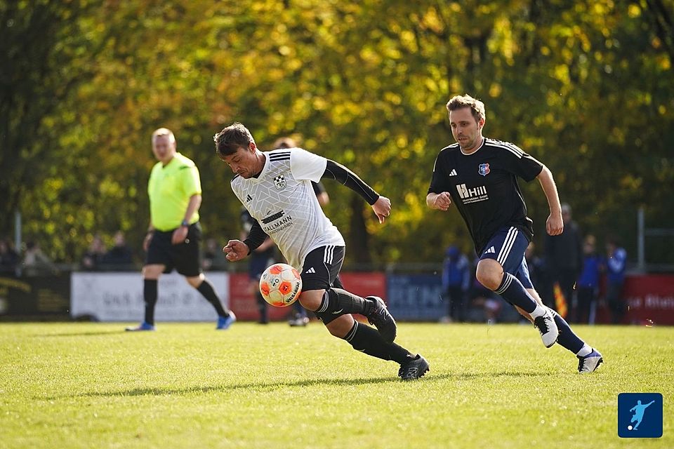 Durch den 5:1-Derbyerfolg gegen Simmertal II ist die SG MMM II (dunkle Trikots) dem Zweiten SV Winterbach (hier in weiß) dicht auf den Fersen.