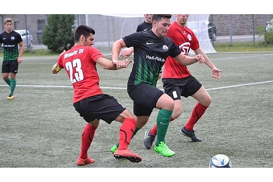 Die Hövelhofer Maximilan Kaspar (l.) und Maik Peters (r.) treffen wie schon beim 6:2-Erfolg im Paderborner Kreispokal auf den SC Espeln um Jendrik Williams (Bildmitte). Nur geht es diesmal um Meisterschaftspunkte. Die Hövelhofer Maximilan Kaspar (l.) und Maik Peters (r.) treffen wie schon beim 6:2-Erfolg im Paderborner Kreispokal auf den SC Espeln um Jendrik Williams (Bildmitte). Nur geht es diesmal um Meisterschaftspunkte.