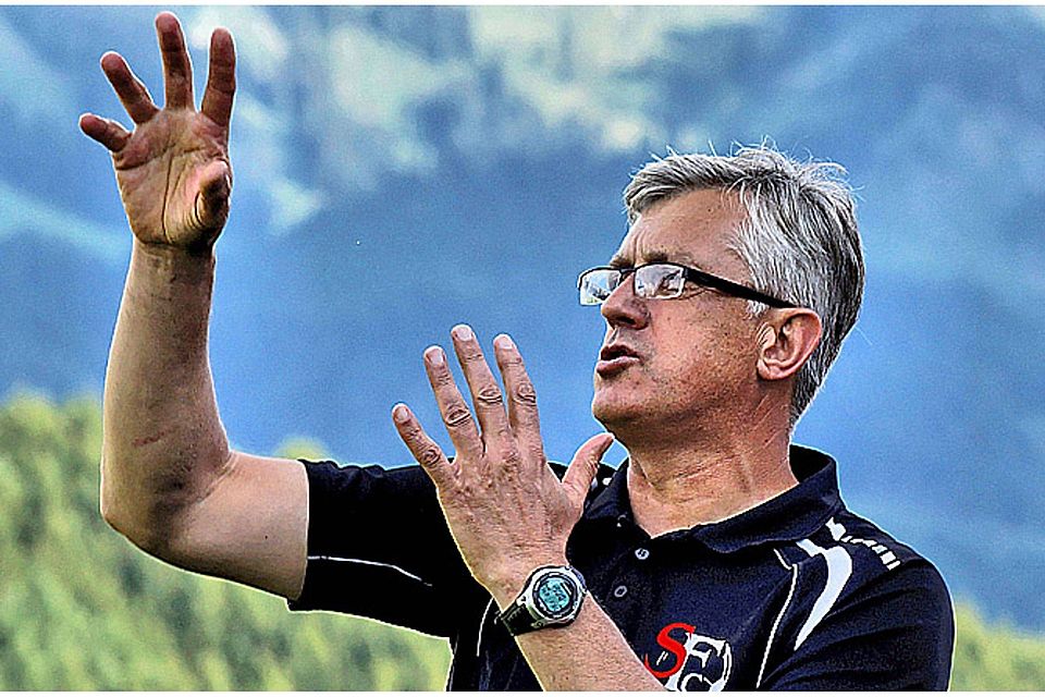 Für Esad Kahric war das Allgäuer Derby in der Bayernliga zwischen Sonthofen und Kottern das erste Lokalduell als Trainer des 1.  FC Sonthofen. »Es ist wichtig, dass wir solche Spiele in dieser Region haben. Dafür kommen unsere Zuschauer ins Stadion«, sagt der 56-Jährige.  Foto: Günter Jansen