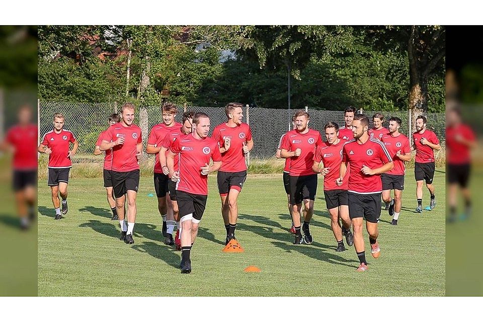 Angeführt von Simon Wetzel (vorne links) ud Okan Housein (rechts) bereitet sich der FC Wangen auf die neue Saison vor. Foto: Josef Kopf