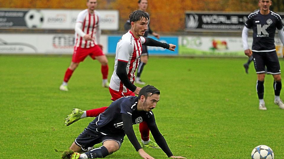 Der BC Aichach, hier Tobias Wehren (am Boden), wehrte sich im Topspiel gegen Spitzenreiter Affing nach Kräften. So mussten sich Fabio Martens (oben) und seine FCA-Kollegen mit einem Unentschieden begnügen.