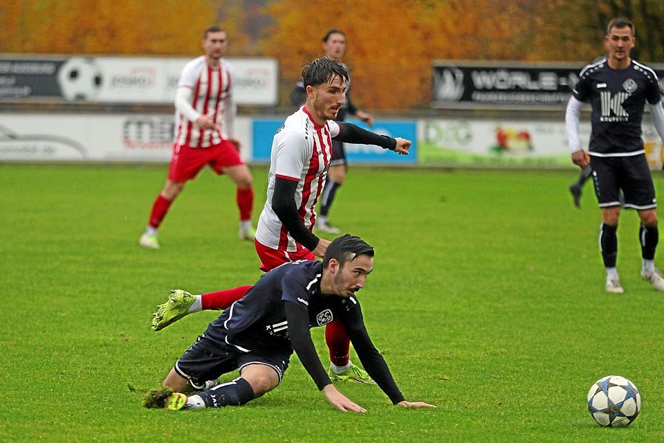 Der BC Aichach, hier Tobias Wehren (am Boden), wehrte sich im Topspiel gegen Spitzenreiter Affing nach Kräften. So mussten sich Fabio Martens (oben) und seine FCA-Kollegen mit einem Unentschieden begnügen.