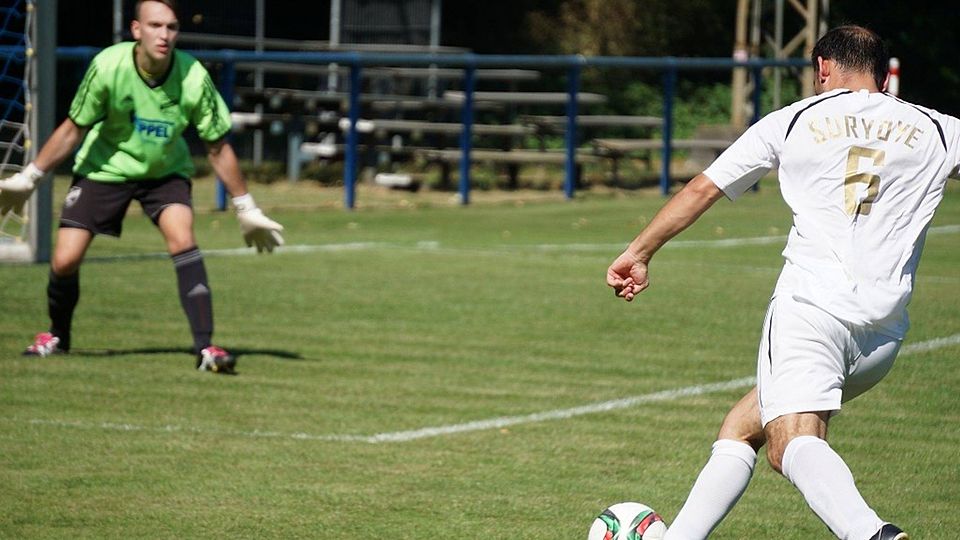 Suryoyes Hakan Karadag auf dem Weg zum Torerfolg. Auch am Samstag wollen die Weißen viele Tore bejubeln.               F: Chr. Eggers